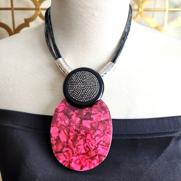 Elegant Pink and Black Pendant Necklace with Earrings Set - Picture 13 of 17